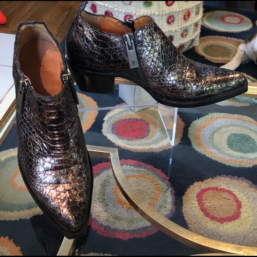 Metallic Frye Western style ankle boots - faux snakeskin texture - EUC! 7 1/2